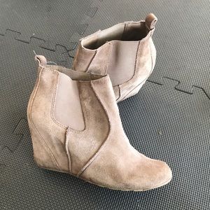 Reaction by Kenneth Cole tan wedge booties